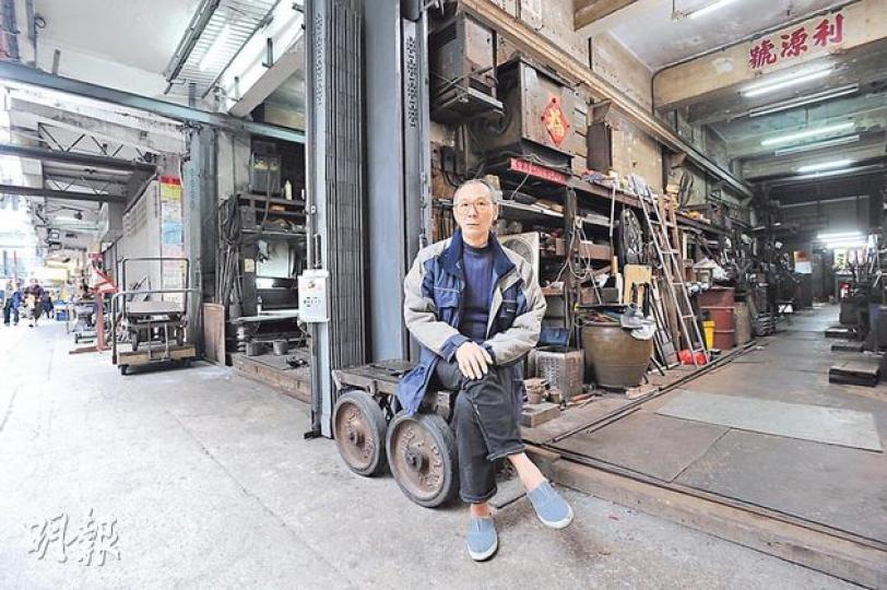 莫先生﹕「唔會有人收購啦。不過住宅價錢就仲起緊,啲人唔係唔知危險,係買嚟做劏房,回報率高嘛,又唔係自己住,怕咩。」(尹錦恩攝)(尹錦恩攝)(尹錦恩攝) 莫先生﹕「唔會有人收購啦。不過住宅價錢就仲起緊,啲人唔係唔知危險,係買嚟做劏房,回報率高嘛,又唔係自己住,怕咩。」(尹錦恩攝)(尹錦恩攝)(尹錦恩攝)