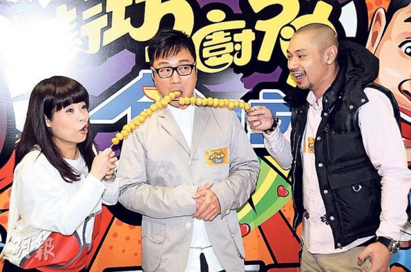 阮小儀與金剛遞上魚蛋，嚇親黎耀祥。（攝影/記者：梁榮達）