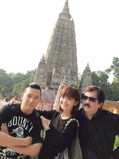 蔡卓妍與父親及杜汶澤結伴旅行。（微博圖片）