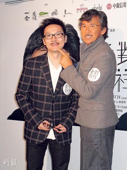 林子祥(右)、趙增熹(左)昨日舉行演唱會記者會,阿Lam即席幫拍檔黐鬚,認真鬼馬。(攝影/記者:孫慧莊) 林子祥(右)、趙增熹(左)昨日舉行演唱會記者會,阿Lam即席幫拍檔黐鬚,認真鬼馬。(攝影/記者:孫慧莊)