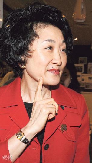 有報道指政府內部電郵顯示,中央政策組全職顧問高靜芝(圖)實際上擁有政府公職的任命權,她昨日出席民間社企高峰會後,選擇由後門離開,故未有與主禮嘉賓政務司長林鄭月娥碰面。(劉焌陶攝) 有報道指政府內部電郵顯示,中央政策組全職顧問高靜芝(圖)實際上擁有政府公職的任命權,她昨日出席民間社企高峰會後,選擇由後門離開,故未有與主禮嘉賓政務司長林鄭月娥碰面。(劉焌陶攝)