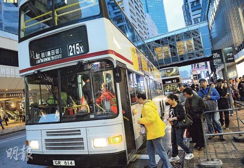 九巴昨向運輸署申請加價8.5%,民間團體批評九巴「獅子開大口」,促九巴交代如何控制成本。(盧翊銘攝)居於元朗的張先生,每日車費開支超過34元,加價8.5%後將令負擔大增。他認為加幅「好離譜」,會考慮轉乘西鐵。(盧翊銘攝)王小姐家在油麻地,嘆說每日早上因時間緊迫,只要有適合的巴士到站,不論價格她均會上車,而且相同路程的小巴車資更高,根本沒有選擇。她希望九巴加價後能增加分段收費,令較短途的乘客能節省車資。(盧翊銘攝) 九巴昨向運輸署申請加價8.5%,民間團體批評九巴「獅子開大口」,促九巴交代如何控制成本。(盧翊銘攝)居於元朗的張先生,每日車費開支超過34元,加價8.5%後將令負擔大增。他認為加幅「好離譜」,會考慮轉乘西鐵。(盧翊銘攝)王小姐家在油麻地,嘆說每日早上因時間緊迫,只要有適合的巴士到站,不論價格她均會上車,而且相同路程的小巴車資更高,根本沒有選擇。她希望九巴加價後能增加分段收費,令較短途的乘客能節省車資。(盧翊銘攝)