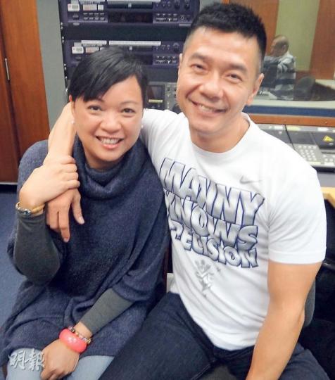 感染愛滋病22年的Joey Bugo（右）決心以自己陽光健碩的外表，糾正港人心目中愛滋病感染者瀕死的形象。左為其表妹Zoe Vieira。（曾安迪攝）