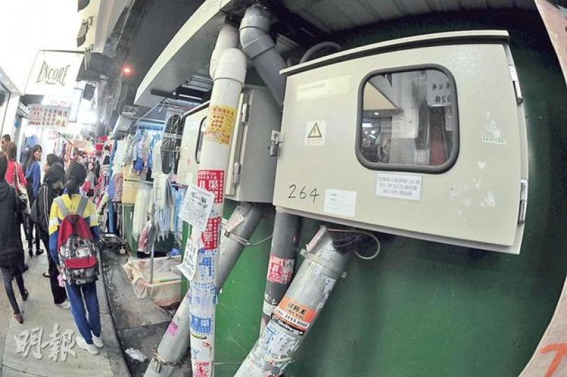 今日為花園街排檔大火一周年,調查顯示火警與排檔舊電線起火有關,慘劇後政府已改善區內排檔的供電裝置。(劉焌陶攝) 今日為花園街排檔大火一周年,調查顯示火警與排檔舊電線起火有關,慘劇後政府已改善區內排檔的供電裝置。(劉焌陶攝)
