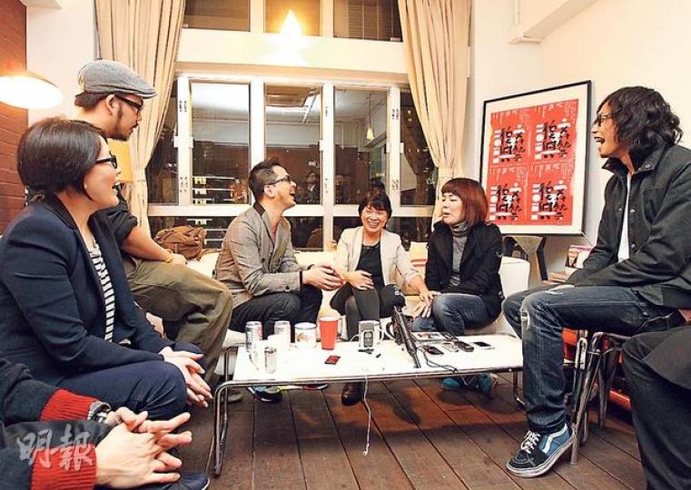 台灣文化部長龍應台(右三)訪港,昨晚參觀人山人海錄音室,與黃耀明(左三)等對談。 (李澤彤攝) 台灣文化部長龍應台(右三)訪港,昨晚參觀人山人海錄音室,與黃耀明(左三)等對談。 (李澤彤攝)