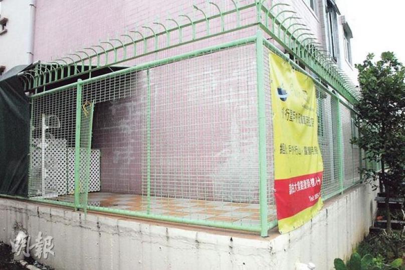 爆竊匪在深涌村一間村屋的鐵絲網剪出3呎乘3呎大洞,偷走3部總值達6.4萬元的名貴越野單車。(雲錦鋒攝) 爆竊匪在深涌村一間村屋的鐵絲網剪出3呎乘3呎大洞,偷走3部總值達6.4萬元的名貴越野單車。(雲錦鋒攝)