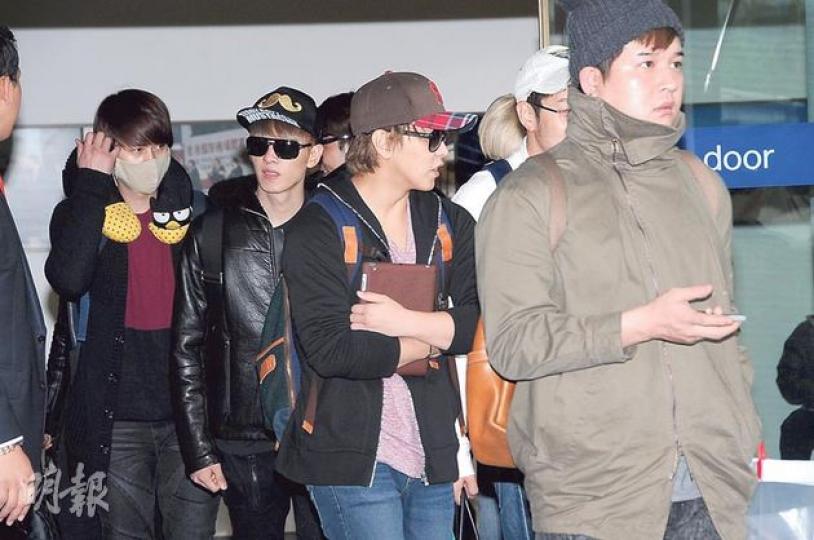 Super Junior成員圭賢（左起）、銀赫、東海、神童抵港大受歡迎。（攝影/記者﹕孫華中、鍾偉茵）宋承憲親切友善，除下眼鏡笑容滿臉跟粉絲打招呼。（攝影/記者﹕孫華中、鍾偉茵）崔智友坐完飛機顯得一臉倦容。（攝影/記者﹕孫華中、鍾偉茵）鄭雨盛一身斯文Look抵港，施迷人笑容勁冧粉絲。（攝影/記者﹕孫華中、鍾偉茵）SHINee成員泰民（左）及鐘鉉（右）黑面對待熱情粉絲。（攝影/記者﹕孫華中、鍾偉茵）