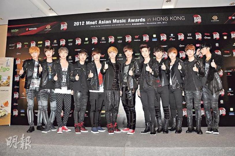EXO-M與EXO-K以12人陣容到場，陣容鼎盛。（攝影：林祖傑、鍾偉茵）Adam Lambert形容閃光燈就如咖啡一樣令人醒神。（攝影：林祖傑、鍾偉茵）
