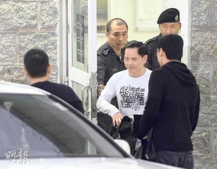 坐了逾13年牢的澳門黑幫頭目尹國駒昨晨刑滿出嶽，身穿長袖白T恤的他步出監獄「重見天日」時面露微笑，但未有停下或回應在場逾半百記者的提問便上車離開。（余俊亮攝）13年的牢獄生涯後，一度叱咤澳門的尹國駒昨出獄時明顯蒼老不少，額上有明顯的「火車軌」，其後面對傳媒的提問，亦再無昔日霸氣。（余俊亮攝）尹國駒的胞弟尹國雄（前左）昨晨與年逾80歲母親陳麗萍穿過大批傳媒的包圍，進入氹仔的海明灣畔屋苑，探望剛出獄的哥哥。（余俊亮攝）