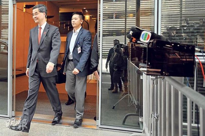 特首梁振英昨乘專機由海南返港，步出機場時未有理會在場等候的傳媒便離去。他早前在海南會見傳媒時表示，「會在適當時候用一個適當的方式再集中解答」其山頂大宅的僭建問題。（葉家豪攝）