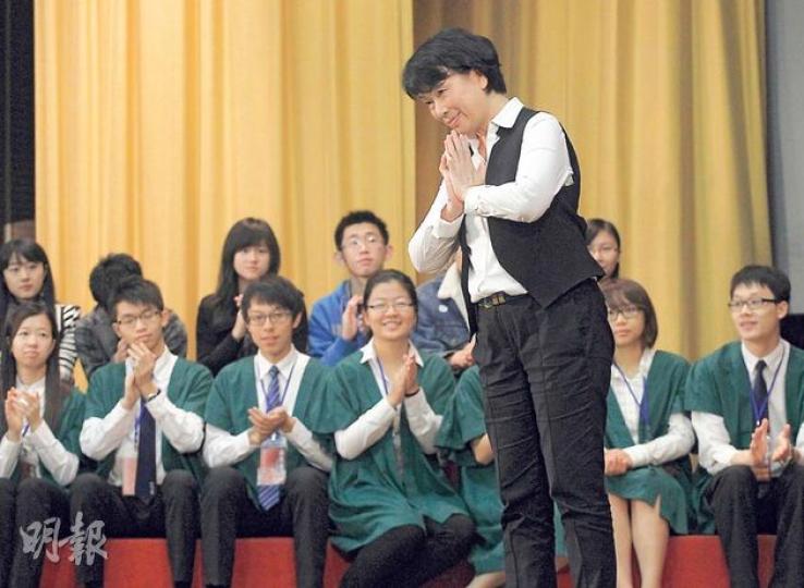 龍應台（站立者）出席港大演講，吸引逾500名市民及學生出席，工業家蔣震、資深傳媒人錢綱、程翔等皆有參與。龍應台寄語年輕人要關心政治，但不等於鬧事，更須懂慎思明辨。（李紹昌攝）龍應台（左）昨在港大演講，其好友林青霞（前中）亦專程到場支持，二人見面即擁抱。（李紹昌攝）