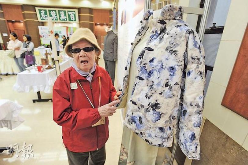 88歲失明的湘玲婆婆稱，自己亦「貪靚」，但環保壽衣太豪華，而且打算海葬，故對度身訂造壽衣計劃未有興趣。 （尹錦恩攝）東華三院昨在萬國殯儀館舉行殯殮服務演進展，並推出微型環保紙紮品，用紙量較低但手工十分精緻，售價則由3500至5400元不等，每套大宅均有4名工人及一張屋契。（尹錦恩攝）