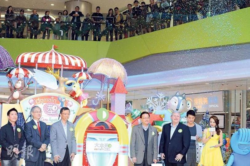 油塘大本型商場昨日正式開幕，留23舖位供小商戶及社企租用。運房局長張炳良（右三）出席典禮，稱商場可望吸引區內10萬居民，是房委會商場變化的里程碑。 （尹錦恩攝）