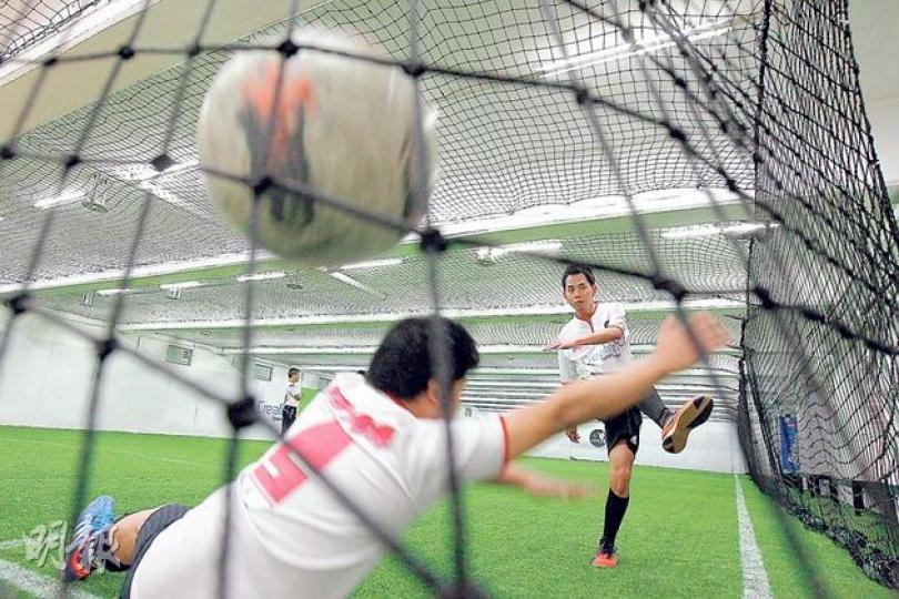 辭去工作的Philip（右）「全職」尋找本港逾100個工廈單位，最終找到位於觀塘的工廈單位興建室內足球場，成功完成創業夢想。圖左為合伙朋友之一的趙潤城（Lester）。（李紹昌攝）