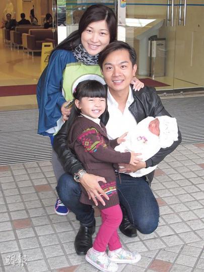 胡諾言帶同大女接太太陳琪及幼女出院,一家四口開心合照。(攝影/記者:鍾一虹)剛出世的芷悠在爸爸胡諾言懷中睡得很甜。(攝影/記者:鍾一虹) 胡諾言帶同大女接太太陳琪及幼女出院,一家四口開心合照。(攝影/記者:鍾一虹)剛出世的芷悠在爸爸胡諾言懷中睡得很甜。(攝影/記者:鍾一虹)