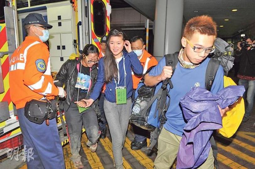 參加兩日一夜野外活動的學生,回程時在西貢遭蜜蜂螫傷,12人由救護車送院敷治,幸傷勢並無大礙。(衛永康攝) 參加兩日一夜野外活動的學生,回程時在西貢遭蜜蜂螫傷,12人由救護車送院敷治,幸傷勢並無大礙。(衛永康攝)