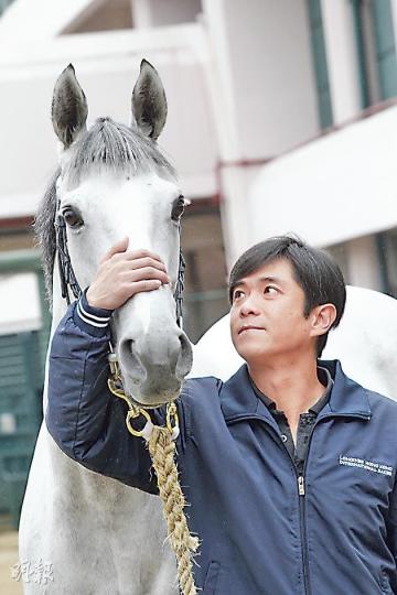 策騎員鄭家寶將會與「加州萬里」全力爭取衛冕香港盃,鄭家寶係已故著名評馬員董驃嘅世侄,至今仍不忘驃叔教誨。(李紹昌攝) 策騎員鄭家寶將會與「加州萬里」全力爭取衛冕香港盃,鄭家寶係已故著名評馬員董驃嘅世侄,至今仍不忘驃叔教誨。(李紹昌攝)