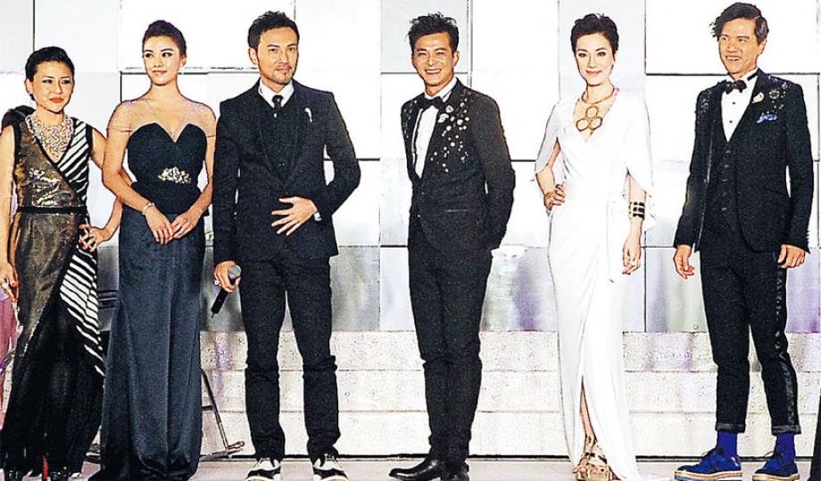CTI(香港電視網絡)昨晚以劉美君(左起)、廖碧兒、林文龍、黃日華、張可頣、林嘉華率領188名藝人曬冷,佔了八成都是從無綫過檔的藝人。(攝影﹕鍾偉茵、黃梓烜)王維基不信有藝員已急欲回巢無綫。(攝影﹕鍾偉茵、黃梓烜)唐寧已為人母,更添成熟女人味。(攝影﹕鍾偉茵、黃梓烜)黃日華的經典射鵰甫士,在CTI的節目巡禮上再現。(攝影﹕鍾偉茵、黃梓烜)元華(左起)、廖啟智與石修變成CTI三寶。(攝影﹕鍾偉茵、黃梓烜)鮑起靜與夏雨以外援猛將身分壓軸亮相。(攝影﹕鍾偉茵、黃梓烜)林文龍受傷坐輪椅都要趕來出席記者會 CTI(香港電視網絡)昨晚以劉美君(左起)、廖碧兒、林文龍、黃日華、張可頣、林嘉華率領188名藝人曬冷,佔了八成都是從無綫過檔的藝人。(攝影﹕鍾偉茵、黃梓烜)王維基不信有藝員已急欲回巢無綫。(攝影﹕鍾偉茵、黃梓烜)唐寧已為人母,更添成熟女人味。(攝影﹕鍾偉茵、黃梓烜)黃日華的經典射鵰甫士,在CTI的節目巡禮上再現。(攝影﹕鍾偉茵、黃梓烜)元華(左起)、廖啟智與石修變成CTI三寶。(攝影﹕鍾偉茵、黃梓烜)鮑起靜與夏雨以外援猛將身分壓軸亮相。(攝影﹕鍾偉茵、黃梓烜)林文龍受傷坐輪椅都要趕來出席記者會