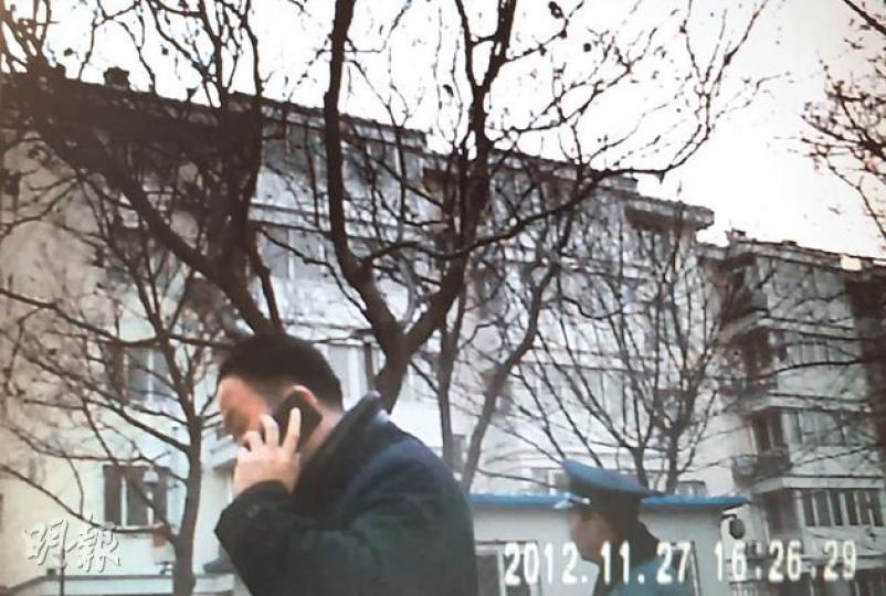 本報記者11月27日第二次到劉霞家樓下,便衣看守人員一見有記者,就致電通知其他人前來支援。相中背景為劉霞所住的樓房。(明報記者攝)當局在劉霞家樓下安裝多個監控鏡頭。(明報記者攝)兩張「小牀」置於劉霞家樓房入口兩邊,供看守者日夜監視時休息之用。(明報記者攝)被看守人員折斷了的相機記憶卡內,有記者第一晚與劉霞對話時所攝圖片。(明報記者攝)便衣看守人員暴力阻止採訪,圖為本報記者手部傷痕。(明報記者攝)(明報製圖) 本報記者11月27日第二次到劉霞家樓下,便衣看守人員一見有記者,就致電通知其他人前來支援。相中背景為劉霞所住的樓房。(明報記者攝)當局在劉霞家樓下安裝多個監控鏡頭。(明報記者攝)兩張「小牀」置於劉霞家樓房入口兩邊,供看守者日夜監視時休息之用。(明報記者攝)被看守人員折斷了的相機記憶卡內,有記者第一晚與劉霞對話時所攝圖片。(明報記者攝)便衣看守人員暴力阻止採訪,圖為本報記者手部傷痕。(明報記者攝)(明報製圖)