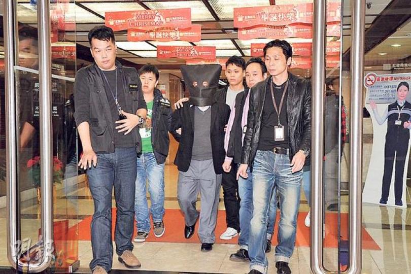 九龍城警區重案組拘捕一名持雙程證來港的內地「珠寶老千」(圖),他涉處心積慮長達兩年,近日一次過騙取逾30個供應商共1700萬元珠寶,截至昨晚仍有1300萬元珠寶下落不明。(衛永康攝)涉嫌騙取1700萬元珠寶的內地老千,在紅磡經營「Diamond City」珠寶公司已經兩年,警方懷疑他兩年來處心積慮只為犯案。(衛永康攝) 九龍城警區重案組拘捕一名持雙程證來港的內地「珠寶老千」(圖),他涉處心積慮長達兩年,近日一次過騙取逾30個供應商共1700萬元珠寶,截至昨晚仍有1300萬元珠寶下落不明。(衛永康攝)涉嫌騙取1700萬元珠寶的內地老千,在紅磡經營「Diamond City」珠寶公司已經兩年,警方懷疑他兩年來處心積慮只為犯案。(衛永康攝)