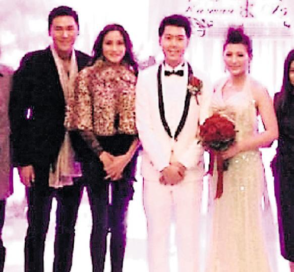 馬德鐘兩夫妻（左一、二）前晚出席前港姐鄭嘉雯與周志豪婚宴，並未見到有爭執事件發生。（微博圖片）