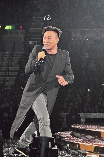 雖然太太徐濠縈被負面傳聞纏身，不過陳奕迅演唱時仍非常生鬼。（攝影：梁迺楠）陳奕迅父親陳裘大拒絕接受訪問。（攝影：梁迺楠）