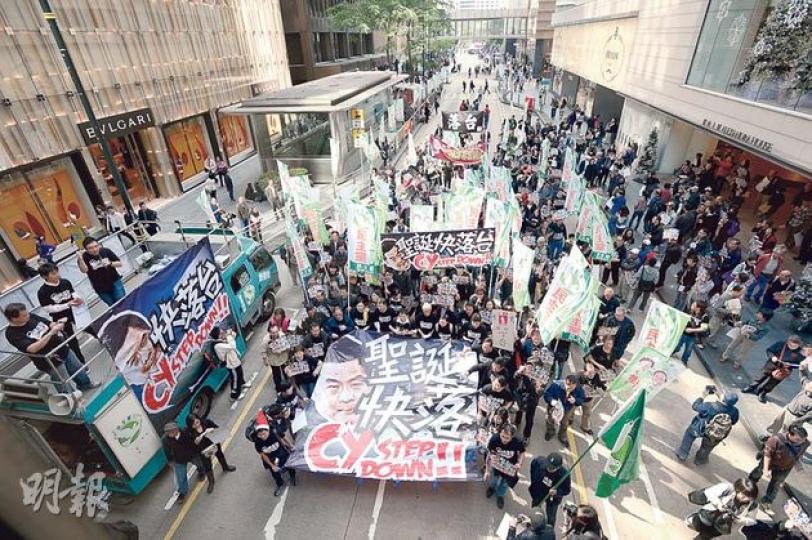 民主黨昨日發起遊行要求梁振英下台,但人數遜於該黨預期的1000,民主黨稱起步時約有800人參加,警方估計有300多人,圖為中環起步時情况,參加者舉起寫有「聖誕快落」的橫額。(盧翊銘攝)偕丈夫參與倒梁遊行、66歲的謝太(左)批評,梁振英作為特首,誠信很重要,但他在僭建問題講大話,不能接受。謝太又不滿長者生活津貼設資產申報,「好多長者以前有交稅,現在只是取回一些」,批評政府上周五「打茅波」「突襲」,令長津撥款通過,而設申報制令她不符領取資格。(屈俊樂攝)賴先生帶同念小學三年級的孫兒參加遊行,希望孫兒 民主黨昨日發起遊行要求梁振英下台,但人數遜於該黨預期的1000,民主黨稱起步時約有800人參加,警方估計有300多人,圖為中環起步時情况,參加者舉起寫有「聖誕快落」的橫額。(盧翊銘攝)偕丈夫參與倒梁遊行、66歲的謝太(左)批評,梁振英作為特首,誠信很重要,但他在僭建問題講大話,不能接受。謝太又不滿長者生活津貼設資產申報,「好多長者以前有交稅,現在只是取回一些」,批評政府上周五「打茅波」「突襲」,令長津撥款通過,而設申報制令她不符領取資格。(屈俊樂攝)賴先生帶同念小學三年級的孫兒參加遊行,希望孫兒
