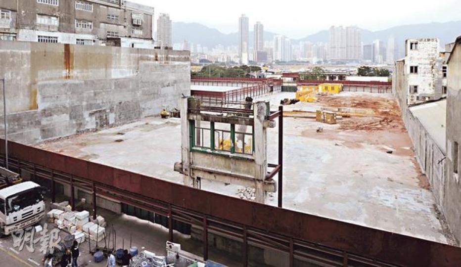 市建局擬於九龍城設立文物徑,其中一個景點是三級歷史建築東方紗廠,首階段諮詢於9月底完成,但該建築物已被拆卸,僅剩下一幅外牆立面(圖中央)。(余俊亮攝) 市建局擬於九龍城設立文物徑,其中一個景點是三級歷史建築東方紗廠,首階段諮詢於9月底完成,但該建築物已被拆卸,僅剩下一幅外牆立面(圖中央)。(余俊亮攝)