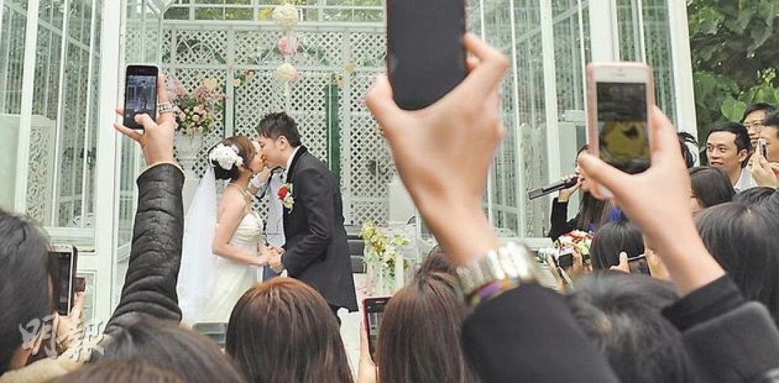 不少新人趁着2012年12月12日的好日結婚,有婚姻註冊場地在日內要處理160對新人的婚事,較平日多出十數倍,有準新人更預早兩年預訂當日正午12時的場地,以免被人「搶走」。圖為前日的一個婚禮。(余俊亮攝) 不少新人趁着2012年12月12日的好日結婚,有婚姻註冊場地在日內要處理160對新人的婚事,較平日多出十數倍,有準新人更預早兩年預訂當日正午12時的場地,以免被人「搶走」。圖為前日的一個婚禮。(余俊亮攝)