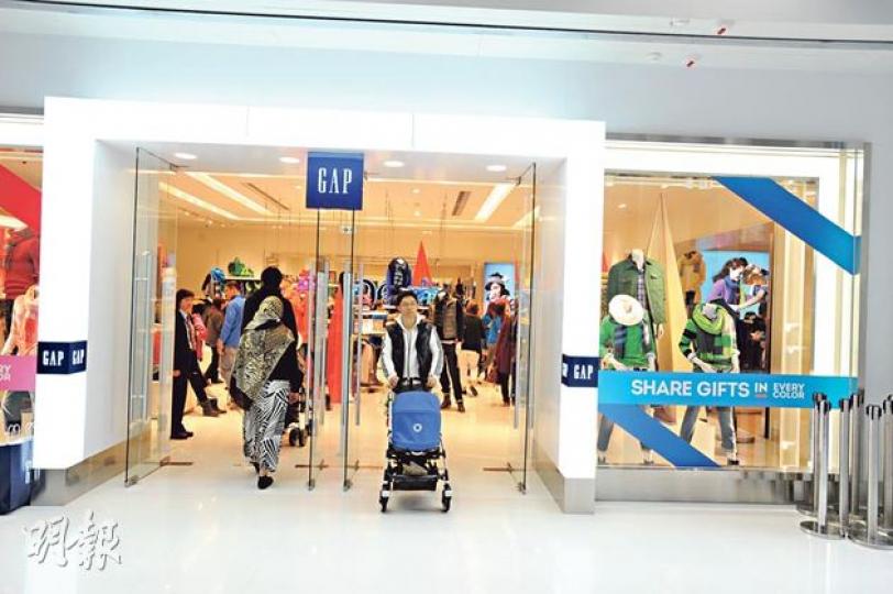 GAP目前在港有4間分店,分別位於中環、銅鑼灣、旺角及尖沙嘴。圖為公司位於尖沙嘴海港城的新舖。(尹錦恩攝)GAP大中華區首席運營官Jeff Kirwan表示,公司目標為明年1月底前在中港兩地擁有45間分店。(尹錦恩攝) GAP目前在港有4間分店,分別位於中環、銅鑼灣、旺角及尖沙嘴。圖為公司位於尖沙嘴海港城的新舖。(尹錦恩攝)GAP大中華區首席運營官Jeff Kirwan表示,公司目標為明年1月底前在中港兩地擁有45間分店。(尹錦恩攝)