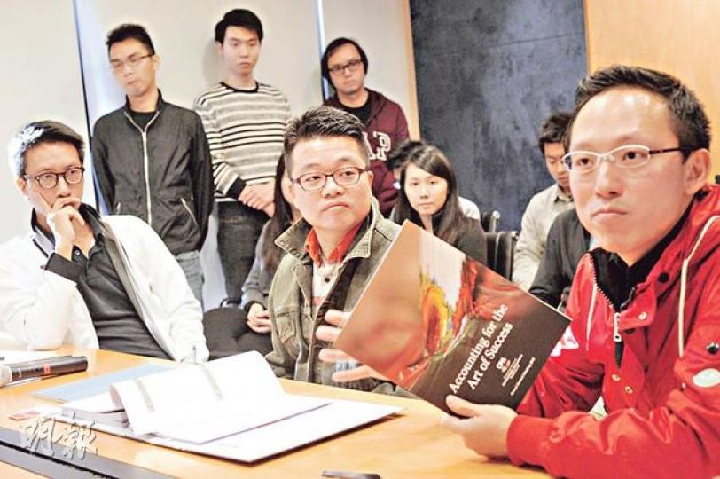 馬振峰(中)認為提呈議案被拒,是被剝奪會員基本權利,揚言「公會已進入黑暗時代。」左為龔耀輝、右為鄭中正。(鄧宗弘攝) 馬振峰(中)認為提呈議案被拒,是被剝奪會員基本權利,揚言「公會已進入黑暗時代。」左為龔耀輝、右為鄭中正。(鄧宗弘攝)