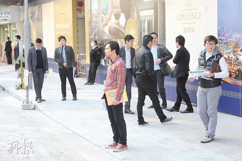 不少代理在匯賢閣地盤撈客,但路過途人,反應似欠熱烈。(尹錦恩攝) 不少代理在匯賢閣地盤撈客,但路過途人,反應似欠熱烈。(尹錦恩攝)