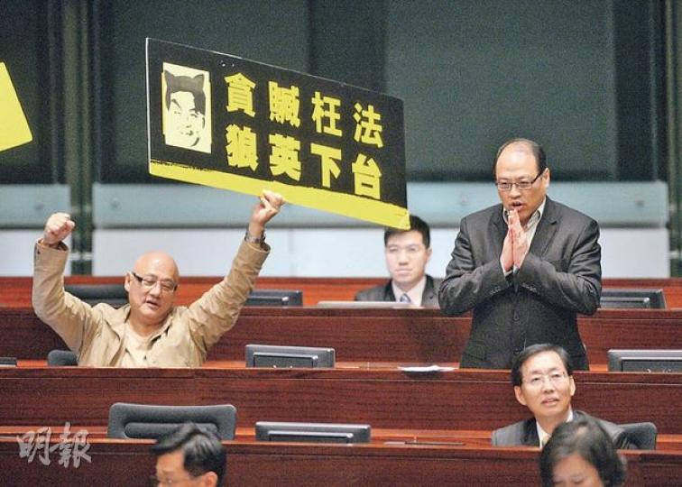 林大輝(右)幫「大佬」唐英年出頭,喺答問大會提問時嘲諷梁振英,大談佛偈講「因果」,仲合十念阿彌陀佛。(盧翊銘攝) 林大輝(右)幫「大佬」唐英年出頭,喺答問大會提問時嘲諷梁振英,大談佛偈講「因果」,仲合十念阿彌陀佛。(盧翊銘攝)