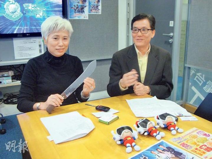 《警訊》播出近40年,監製麥麗貞(左)稱選角做到外形上忠奸分明,讓長者及小朋友了解騙徒手法,圖為麥手持拍攝用假刀。右為《警訊》編導麥振江。(邱雅錡攝) 《警訊》播出近40年,監製麥麗貞(左)稱選角做到外形上忠奸分明,讓長者及小朋友了解騙徒手法,圖為麥手持拍攝用假刀。右為《警訊》編導麥振江。(邱雅錡攝)