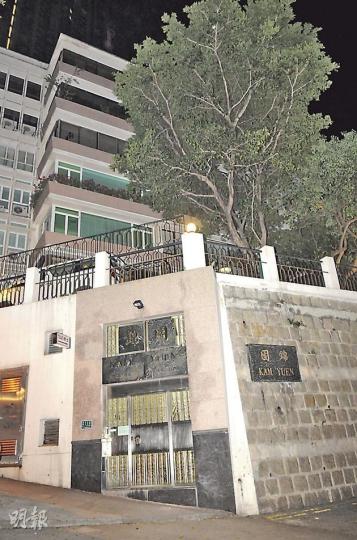 42歲姓周富家子昨凌晨持刀在舊山頂道3號錦園(圖)內的單位企圖自殺,警員到場把他制服送院,調查期間警員卻於現場發現懷疑小量毒品,警方其後遂以涉嫌藏毒罪把周氏拘捕。(蔡方山攝) 42歲姓周富家子昨凌晨持刀在舊山頂道3號錦園(圖)內的單位企圖自殺,警員到場把他制服送院,調查期間警員卻於現場發現懷疑小量毒品,警方其後遂以涉嫌藏毒罪把周氏拘捕。(蔡方山攝)