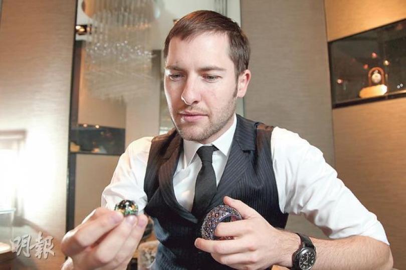 他的設計靈感多數來自舊物舊建築,尤其是裝飾藝術時期的建築,所以由很多顏色形狀拼湊而成。他也設計手袋、clutch,上面綴有珠珠、寶石,風格也是一樣。(林俊源攝)
他的設計靈感多數來自舊物舊建築,尤其是裝飾藝術時期的建築,所以由很多顏色形狀拼湊而成。他也設計手袋、clutch,上面綴有珠珠、寶石,風格也是一樣。(林俊源攝)