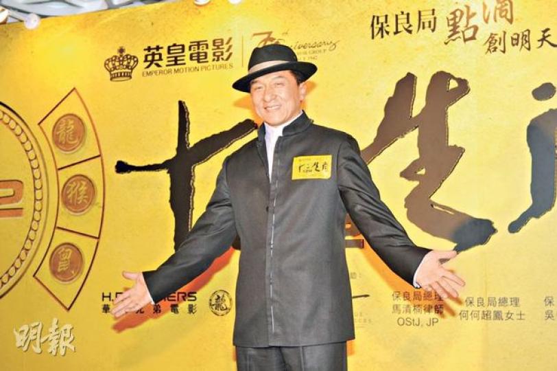成龍發表規管香港遊行惹來港人炮轟，他解釋因愛香港才肉緊發表意見。（攝影：鍾偉茵）「龍女郎」張藍心、姚星彤（左一及左二）性感搶鏡力壓白露娜（右一），她們陪同成龍到各地宣傳。（攝影：鍾偉茵）