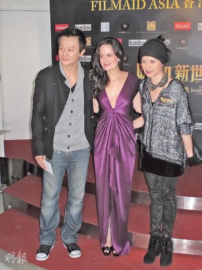 伊利莎伯維莎（中）來港出席新片首映禮，邵美琪（右）與男友施祖男（左）也來朝聖。（攝影/記者：李潔盈）占美保華偕同女友莉莉哥連斯出席首映。（攝影/記者：李潔盈）占美保華親民幫粉絲簽名。（攝影/記者：李潔盈）