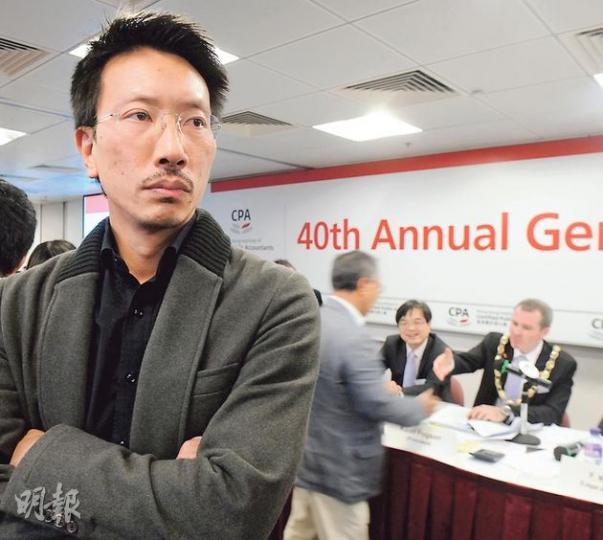 香港會計師公會理事龔耀輝為表支持提出延期加會費決議的會員,並無坐上理事席,寧坐會員席。(劉焌陶攝) 香港會計師公會理事龔耀輝為表支持提出延期加會費決議的會員,並無坐上理事席,寧坐會員席。(劉焌陶攝)