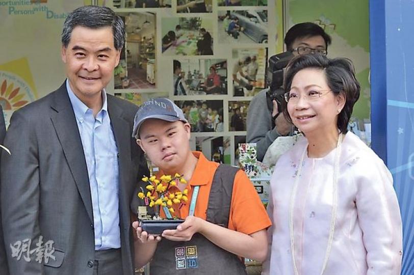 特首梁振英（左）及夫人（右）（鄧宗弘攝）商經局長蘇錦樑（楊德銘攝）