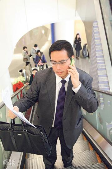 從事保險業的鄭禮蓬（圖）表示，保險經紀任何時候都要解答客戶的問題，以及在客人下班後談保單。他希望標準工時立法能令一般打工仔長工時有改善，保險從業員也可受惠。（林俊源攝）
