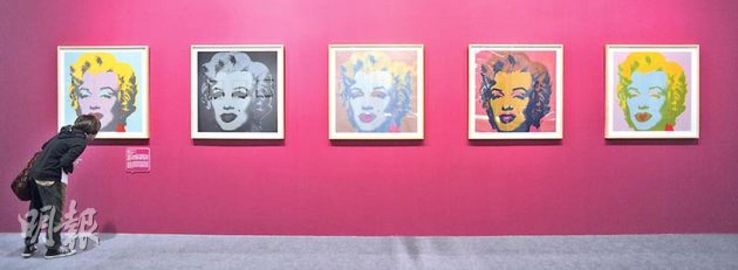 安迪華荷於展出金寶濃湯罐系列的個人展覽完結後，便得悉一代女星瑪麗蓮夢露的死訊，並決定以夢露於1953年為電影《飛瀑慾潮》拍攝的劇照為藍本，創作超過50幅的瑪麗蓮夢露畫作系列（見圖），成為另一經典。（余俊亮攝）安迪華荷於1960年代起從廣告插圖創作轉型為普普藝術創作，1962年他於首個個人普普藝術展覽中展示的一共40張的金寶濃湯罐系列畫作系列，被評為「貼近當代美國生活」，成為普普藝術中的經典。（余俊亮攝）