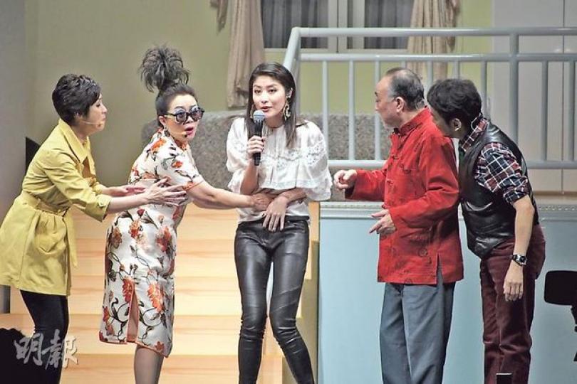 大姐明在台上「爆肚」，摸着Kelly的肚說﹕「我想生叉燒，可否教我。」（攝影﹕梁迺楠）