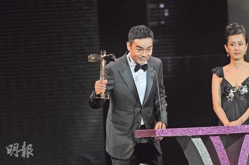 劉青雲雖然失落影帝獎項，不過他代盧海鵬領取最佳男配角獎座時依然激動。（攝影：鍾偉茵、孫華中）梁家輝賽前舉起勝利手勢，但最後未能如願以償封王。（攝影：鍾偉茵、孫華中）Eddie Garcia獲獎無數，他笑言已升上殿堂級了。（攝影：鍾偉茵、孫華中）錢國偉帶領徐子珊跳《江南Style》掀起頒獎禮高潮。（攝影：鍾偉茵、孫華中）演技派堺雅人憑《失匙殺手》爭影帝，可惜名落孫山。（攝影：鍾偉茵、孫華中）惠英紅雖然失落最佳女配角獎，但仍笑容滿面任影唔嬲。（攝影：鍾偉茵、孫華中）謝天華暫時忘記台慶頒獎禮，專心出席