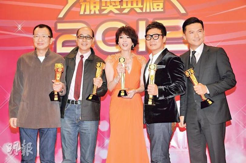 許紹雄（左起）、李成昌、鄭裕玲、錢嘉樂與陳錦鴻奪得「傑出演員大獎」，獲得全場掌聲。（攝影：鍾偉茵、孫華中）