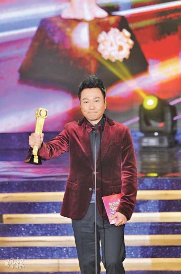 黎耀祥演技已達爐火純青，全民投票之下三度稱帝，成為民心所向的視帝。（攝影：鍾偉茵、孫華中）黎耀祥《大太監》（微博圖片）林峯人氣當旺卻大熱倒灶，令不少人跌眼鏡。（攝影：鍾偉茵、孫華中）楊怡用了10多年時間磨練演技，終於登上視后，她含淚多謝全民投票。（攝影：鍾偉茵、孫華中）楊怡《名媛望族》（微博圖片）宣布「最佳女主角」一刻，楊怡有點愕然，勁敵徐子珊（右）亦上前恭賀。（攝影：鍾偉茵、孫華中）羅仲謙看到緋聞女友楊怡奪獎也跟住落淚。（攝影：鍾偉茵、孫華中）影后葉德嫻頒獎給黎耀祥，令祥仔恭敬迎接。（攝影：鍾