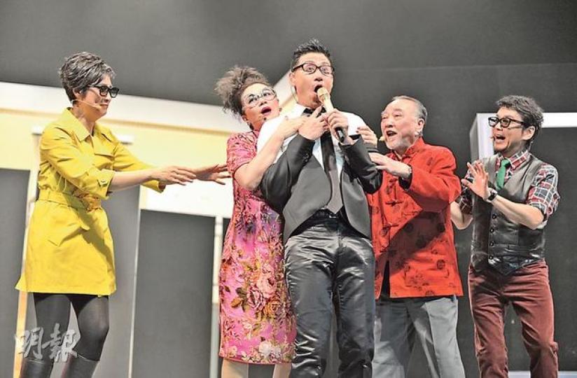 林建明伸出魔爪,嚇得張學友面容扭曲。(攝影:孫華中)盧海鵬形容男配角獎是最好的生日禮物。(攝影:孫華中)曾志偉補頒獎座給盧海鵬。(攝影:孫華中)吳君如的《金雞》造型令人笑破肚皮。(攝影:孫華中) 林建明伸出魔爪,嚇得張學友面容扭曲。(攝影:孫華中)盧海鵬形容男配角獎是最好的生日禮物。(攝影:孫華中)曾志偉補頒獎座給盧海鵬。(攝影:孫華中)吳君如的《金雞》造型令人笑破肚皮。(攝影:孫華中)