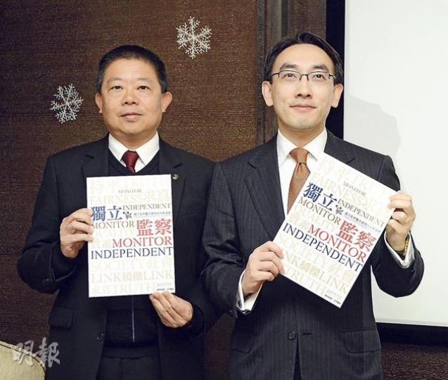 監警會昨日發表調查針對國家副總理李克強訪港的投訴的「最終報告」,顯示行動指令提及,警員「被提示」要防止副總理「難堪或受到威脅」。圖為監警會主席翟紹唐(右)及秘書長朱敏健(左)。(陳淑安攝) 監警會昨日發表調查針對國家副總理李克強訪港的投訴的「最終報告」,顯示行動指令提及,警員「被提示」要防止副總理「難堪或受到威脅」。圖為監警會主席翟紹唐(右)及秘書長朱敏健(左)。(陳淑安攝)