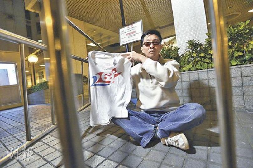 去年國務院副總理李克強訪港時,因身穿平反六四T恤落街被警方強行抬走的黃健,批評監警會報告只是「紙老虎」,對於涉事警員沒遭任何懲處感到失望。(鄧宗弘攝) 去年國務院副總理李克強訪港時,因身穿平反六四T恤落街被警方強行抬走的黃健,批評監警會報告只是「紙老虎」,對於涉事警員沒遭任何懲處感到失望。(鄧宗弘攝)