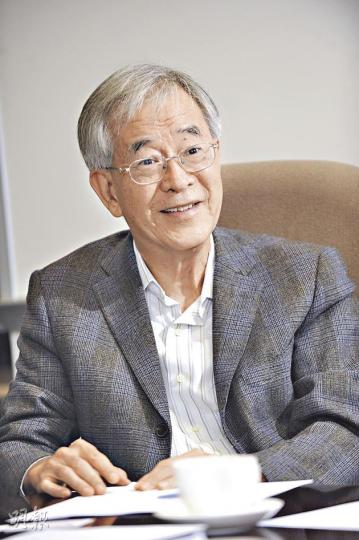 港大附屬學院校長黃德明表示,今年早在暑假已考慮到彈性超收學生,籌辦額外租校舍及增聘教師,強調教學質素不變,「能力範圍內收得幾多學生就幾多」。(陳淑安攝) 港大附屬學院校長黃德明表示,今年早在暑假已考慮到彈性超收學生,籌辦額外租校舍及增聘教師,強調教學質素不變,「能力範圍內收得幾多學生就幾多」。(陳淑安攝)